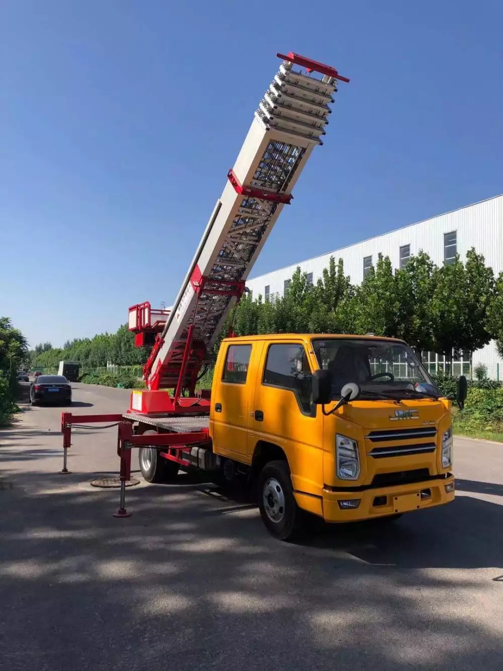 威海附近的云梯车出租服务：轻松解决高空作业需求